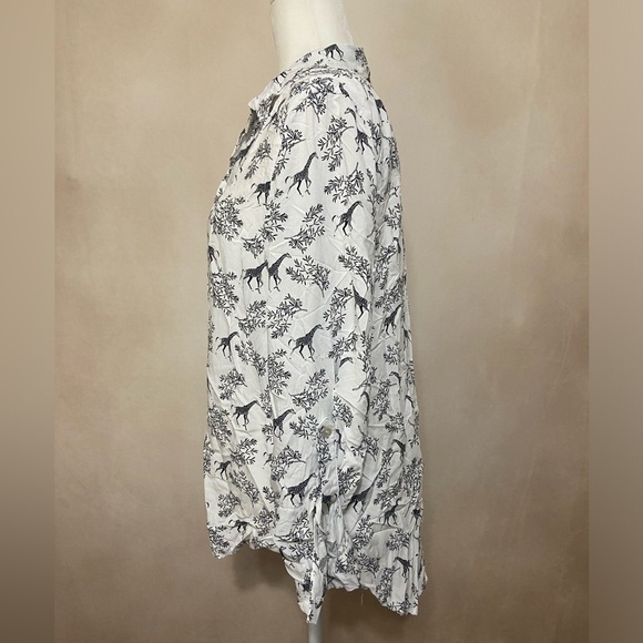 Jane & Delancey EUC novelty giraffe print relaxed fit button down size M - Picture 5 of 8